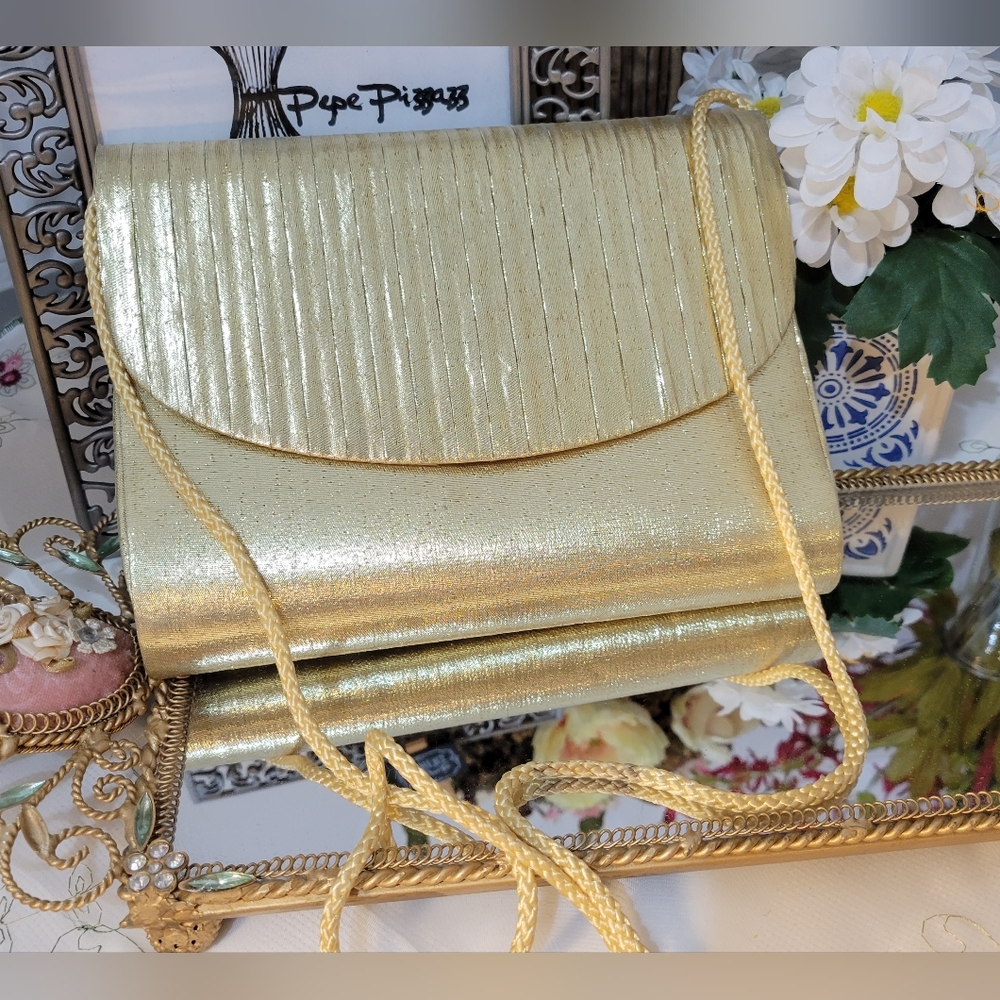 LA REGALE LTD Gold formal clutch crossbody bag. Removable string strap. Vtg